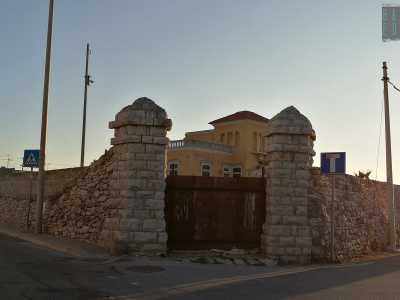 L�edificio si trova ad angolo, nei pressi di Cala Pantano, la �foce� di Lama San Giorgio, l� dove nel 1087 sbarcarono i marinai con le spoglie di San Nicola